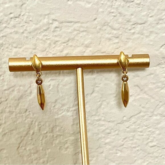 Small dainty gold tone drop post earrings - Picture 5 of 7